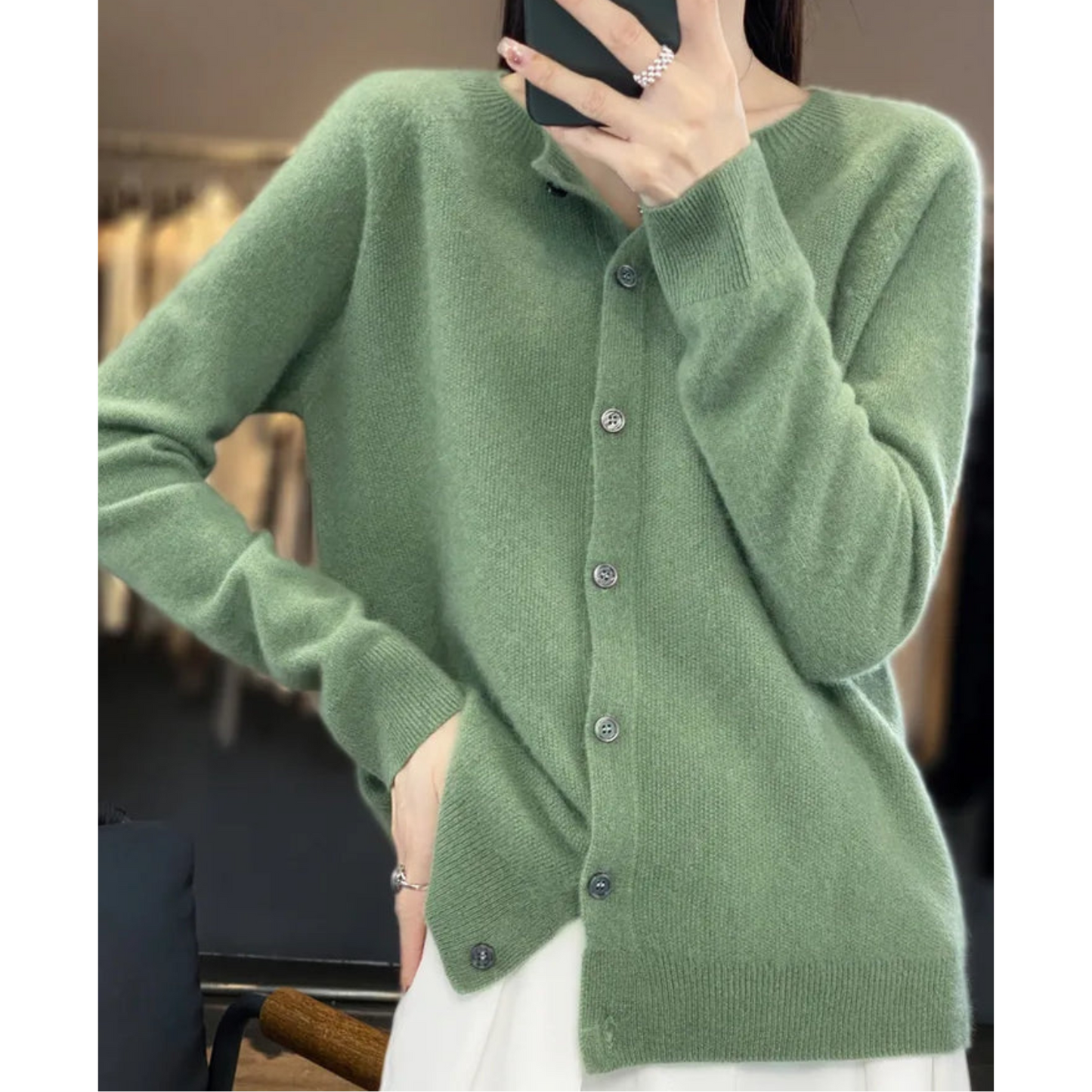 Elise cardigan til kvinder med rund halsudskæring lavet af ren merinould | varme og naturlig elegance